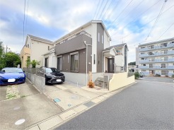 駐車が苦手な方にも嬉しい、前面６ｍ道路に面した住まい。
