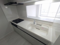 リビングで遊ぶお子様を見守りながらお料理ができる、対面キッチン。
