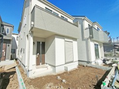 H号棟 ＪＲ宇都宮線「東大宮」駅東口徒歩３分、提携駐車場もあります。エステート白馬東大宮店までお気軽にお問い合わせください。
