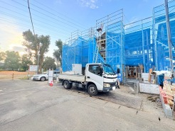 2号棟 幹線道路から１本入った現地は、想像以上に静かに感じられます。
