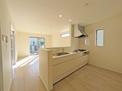 A号棟 カウンターからはリビングが広く見渡せ、ご家族とのコミュニケーションも弾みます。
