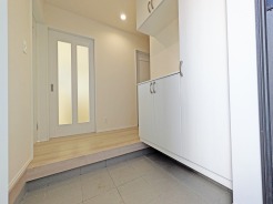 A号棟 玄関を開けたらシューズボックス、使いやすい配置です。
