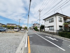 1号地 前面道路は歩道も整備され、小さなお子様にも安心です。
