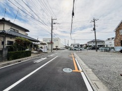 1号地 前面道路は歩道も整備され、小さなお子様にも安心です。

