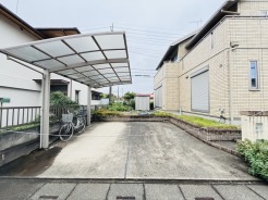 駐車場は２台まで駐車可能。マイカーの車幅もお確かめください。
