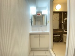 洗面化粧台は清潔感の漂うホワイトをベースカラーに、シンプルなデザインで。
