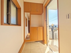 玄関を開けたらシューズボックス、使いやすい配置です。
