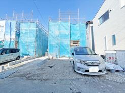 並列2台駐車可能な、ゆとりのカースペースがここに。
