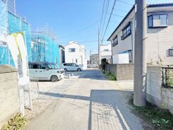 2号棟 幅員の狭い道ですが、車通りの少ない住宅街に立地してます。
