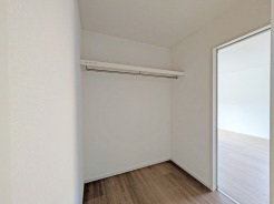 廊下や玄関の共用部には、こんな収納があるととっても便利です。
