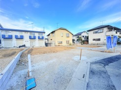 幹線道路から１本入った現地は、想像以上に静かに感じられます。
