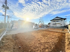 幹線道路から１本入った現地は、想像以上に静かに感じられます。
