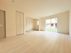 5号棟 ご家族みんながゆったりくつろげる広々リビング。
