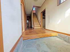 木の温もりと石の質感が織りなす、趣のある和の設え
