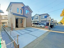 駐車が苦手な方にも嬉しい、前面６ｍ道路に面した住まい。
