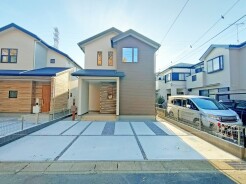 1号棟 ＪＲ宇都宮線「東大宮」駅東口徒歩３分、提携駐車場もあります。エステート白馬東大宮店までお気軽にお問い合わせください。
