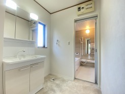 洗面化粧台は清潔感の漂うホワイトをベースカラーに、シンプルなデザインで。
