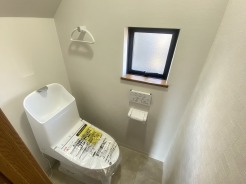 もちろんウォシュレット機能付き。憩いの場としてひそかに注目度の高いお手洗いにもご注目ください。
