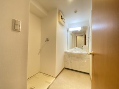 ゆとりの洗面スペースで、朝の身支度もスムーズに。
