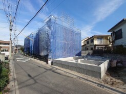幅員の狭い道ですが、車通りの少ない住宅街に立地してます。
