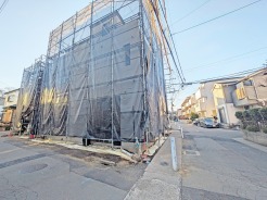 ＪＲ宇都宮線「東大宮」駅東口徒歩３分、提携駐車場もあります。エステート白馬東大宮店までお気軽にお問い合わせください。
