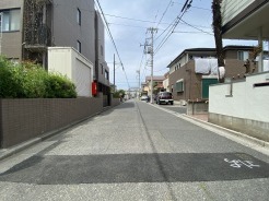 前面道路です。車通りは多くないので、小さなお子様がいても安心そうです。