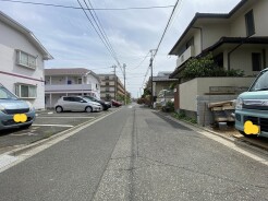 幹線道路から１本入った現地は、想像以上に静かに感じられます。
