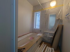 浴室は湿気がたまりやすく、換気扇だけでは心配。。。窓をあければお風呂がカラっと乾きます。
