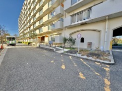 前面道路は歩道も整備され、小さなお子様にも安心です。
