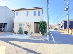 宮原駅徒歩１０分の近さ。 忙しい朝が助かる立地、 暮らしにゆとりが生まれます。
角地につき、開放感に恵まれる住居がここに。
