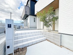 ポーチのついた新築分譲物件。玄関の印象はいかがでしょうか？入口からご覧ください。
