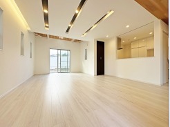 C号棟 ご家族みんながゆったりくつろげる広々リビング。
