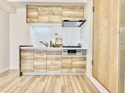 手を伸ばせばそこに収納が。安定した使用感の吊戸棚つきのキッチン空間。
