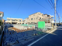 駐車が苦手な方にも嬉しい、前面６ｍ道路に面した住まい。
