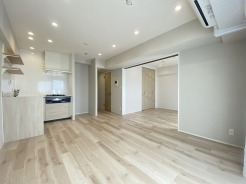 明るさに文句なしのお部屋。高層階なので風も気持ちがいいです。