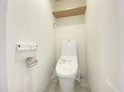 もちろんウォシュレット機能付き。憩いの場としてひそかに注目度の高いお手洗いにもご注目ください。
