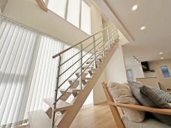 おしゃれなシースルー階段のLDK
