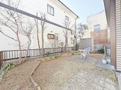 ゆとりのお庭は太陽の下のリビングかもしれません。
