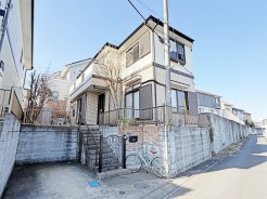 ポーチのついた分譲物件。玄関の印象はいかがでしょうか？入口からご覧ください。
