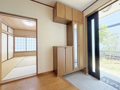 靴がしっかり収まるから、散らかりがちな玄関もスッキリ。
