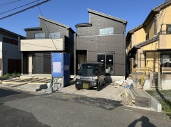 2号棟 アプローチからの玄関がおしゃれな住宅。出発も帰宅も楽しみになるかも。
