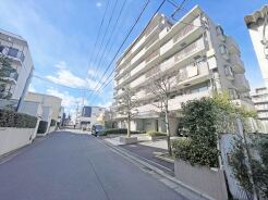 ＪＲ宇都宮線「東大宮」駅東口徒歩３分、提携駐車場もあります。エステート白馬東大宮店までお気軽にお問い合わせください。
