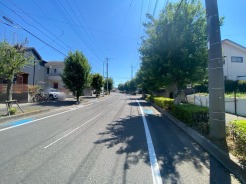 前面道路は歩道も整備され、小さなお子様にも安心です。
