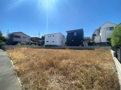 車通りの少ない閑静な住宅地、のびのびした子育てに適します。

