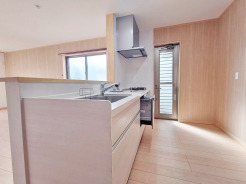 料理をしながらでも、ご家族との会話を楽しめる対面キッチン。
