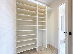 玄関横にシューズインクローク付き、雨具や三輪車を置いても余裕の広さ。
