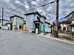 車通りの少ない閑静な住宅地、のびのびした子育てに適します。
