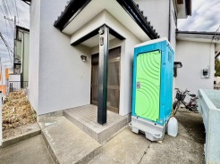 ポーチのついた物件。玄関の印象はいかがでしょうか？入口からご覧ください。
