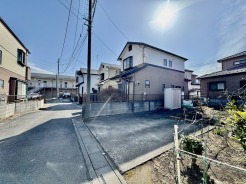 車通りの少ない閑静な住宅地、のびのびした子育てに適します。
