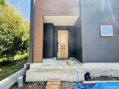 ポーチのついた新築分譲物件。玄関の印象はいかがでしょうか？入口からご覧ください。
